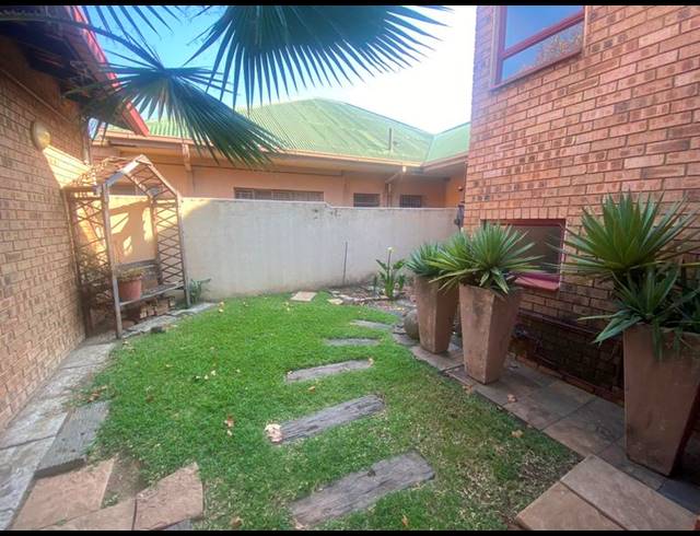 3 BEDROOM TOWNHOUSE FOR SALE IN CLUBVILLE